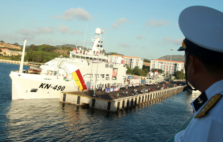 Khoảnh khắc tàu rời khỏi cầu cảng, bắt đầu chuyến công tác thay, thu quân và chúc tết quân, dân trên huyện đảo Trường Sa.