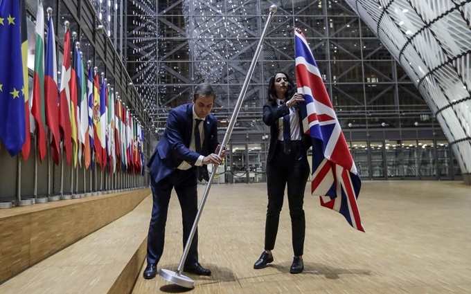 Các nhân viên đang hạ cờ của Anh tại trụ sở của Hội đồng châu Âu ở Brussels vào ngày Brexit diễn ra