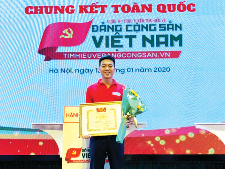 Phan Tuấn Anh nhận Bằng khen của Trung ương Đoàn trao tặng tại Cuộc thi.