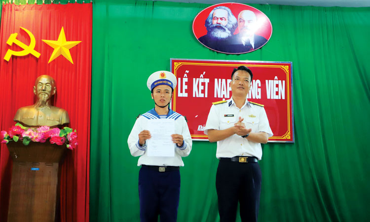 Hạ sĩ Đỗ Trịnh Tuế vinh dự nhận Quyết định kết nạp vào hàng ngũ của Đảng tại đảo Nam Yết.