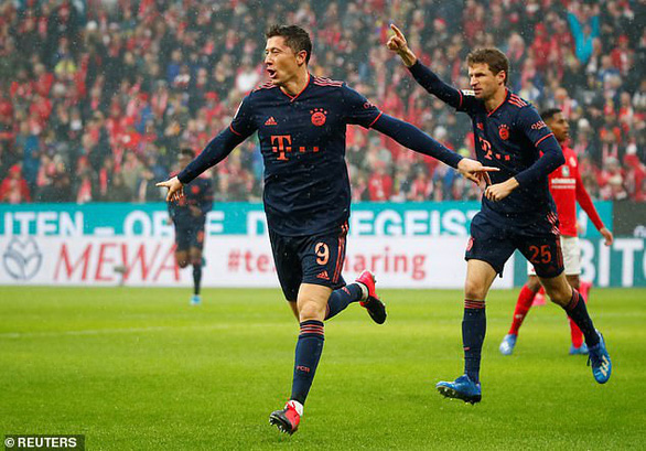 Lewandowski ăn mừng bàn mở tỉ số cho Bayern