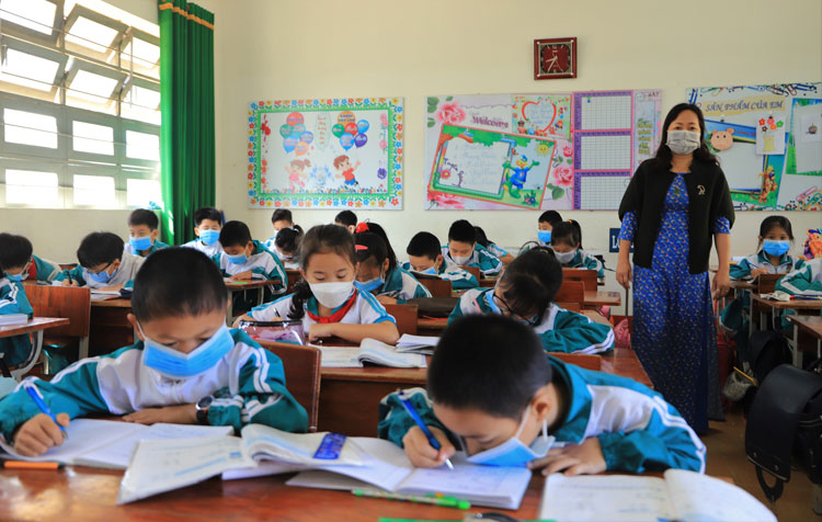 Cô trò tại các trường học trên địa bàn TP Bảo Lộc đeo khẩu trang trong giờ lên lớp để phòng chống virus nCoV