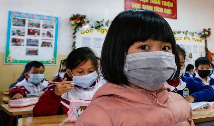 Học sinh bậc tiểu học đeo khẩu trang phòng, chống dịch virus Corona
