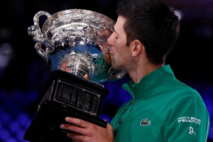 Novak Djokovic hạnh phúc bên chiếc cúp vô địch Australia mở rộng thứ tám trong sự nghiệp