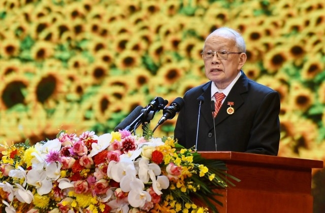Đồng chí đảng viên lão thành Hà Ký, 70 năm tuổi Đảng, phát biểu tại lễ kỷ niệm.