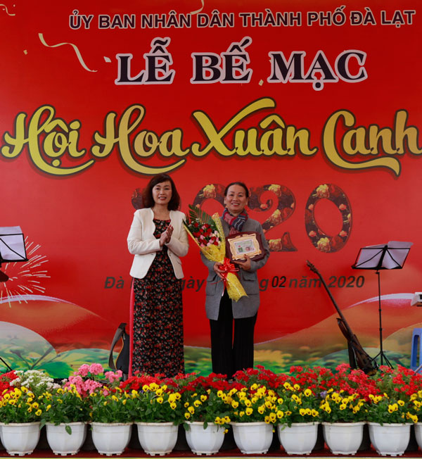 Bí thư Thành ủy Đà Lạt Huỳnh Thị Thanh Xuân trao giải nhất cho nghệ nhân với tác phẩm đặc biệt về hoa lan