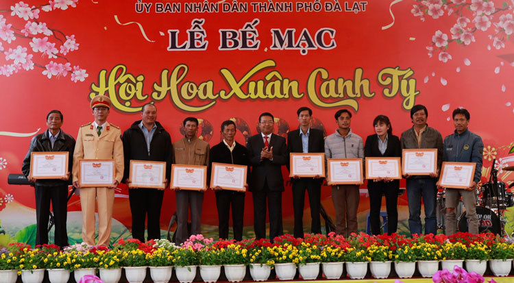 Chủ tịch UBND thành phố Đà Lạt Tôn Thiện San trao giấy khen cho các tập thể có thành tích tại Hội Hoa Xuân