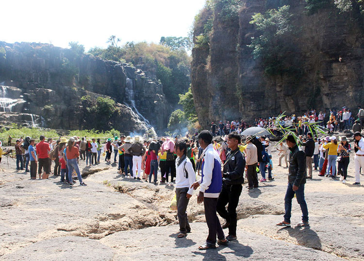 Lễ hội rằm tháng Giêng hàng năm tại thác Pongour, xã Tân Thành, huyện Đức Trọng thường thu hút rất đông du khách thập phương