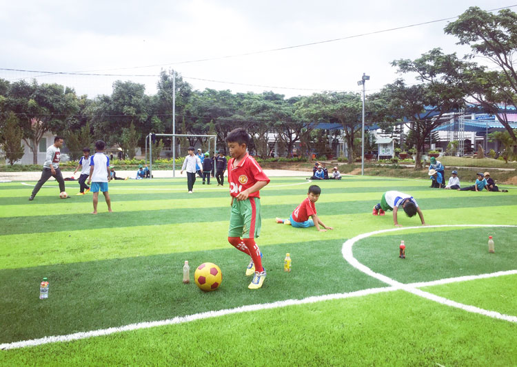 Sân bóng đá cỏ nhân tạo của Trường Tiểu học Ka Đơn