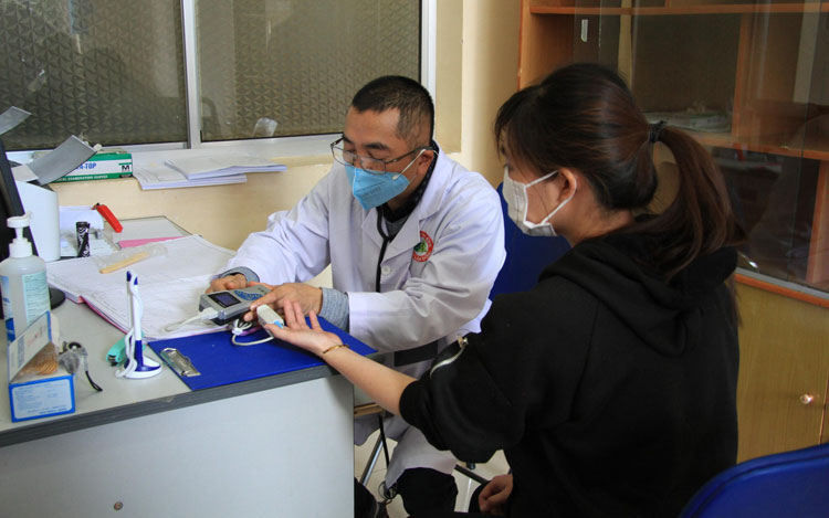 Bệnh nhân đến khám tại Phòng khám sàng lọc nCoV Bệnh viện Đa khoa Lâm Đồng 