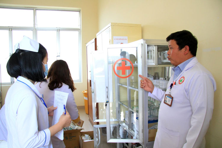 Bác sỹ Lê Văn Tiến – Giám đốc Bệnh viện Đa khoa Lâm Đồng kiểm tra vật tư y tế được chuẩn bị tại Khu vực cách ly