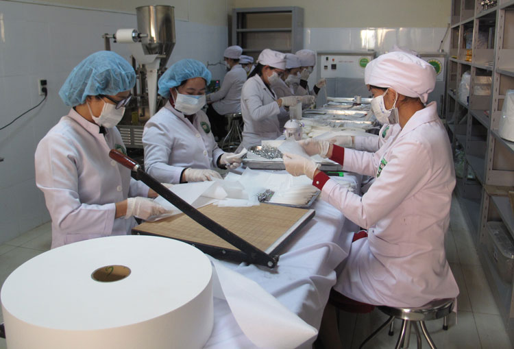 Trường CĐYT Lâm Đồng sản xuất khẩu trang phòng chống dịch bệnh nCoV