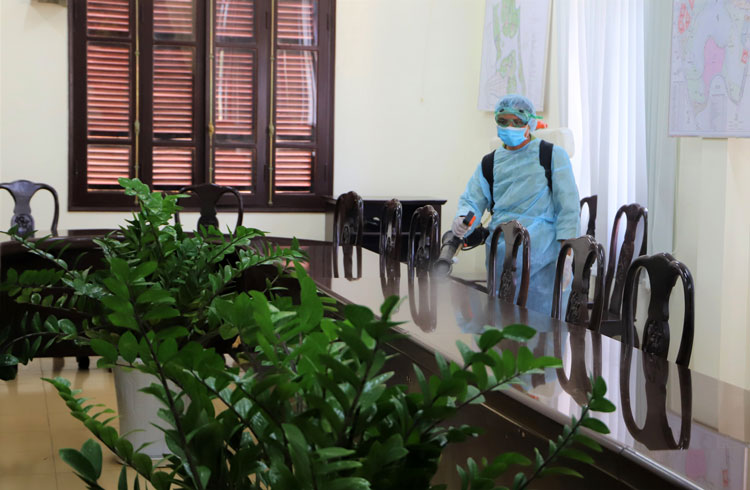 Lực lượng y tế phun sát khuẩn các phòng chức năng, phòng tiếp dân tại Thành ủy và UBND TP Bảo Lộc
