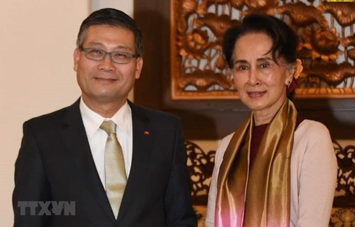 Đại sứ Việt Nam tại Myanmar Lý Quốc Tuấn chụp ảnh lưu niệm với Cố vấn Nhà nước Myanmar Aung San Suu Kyi