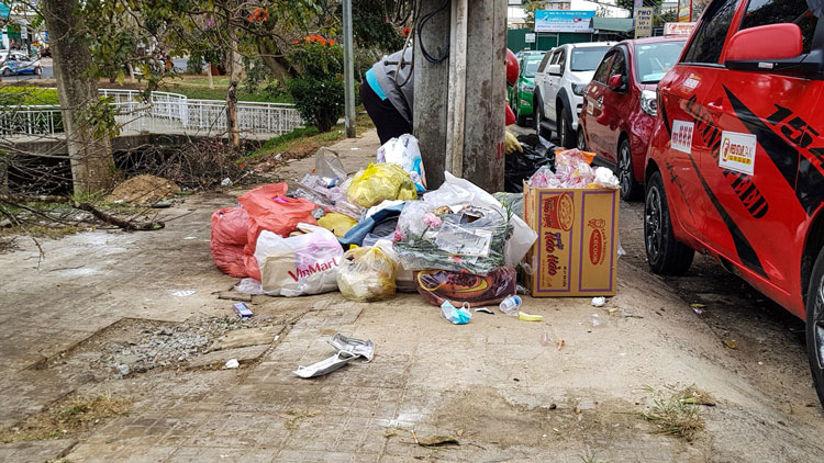 Khẩu trang vương vãi tại một ụ rác tự phát trên đường Hoàng Văn Thụ (Phường 4, TP Đà Lạt)