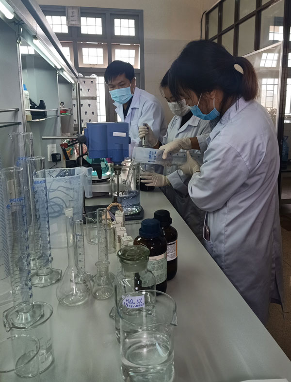Giảng viên và sinh viên Khoa Sinh học pha chế dung dịch sát khuẩn phòng chống dịch nCoV