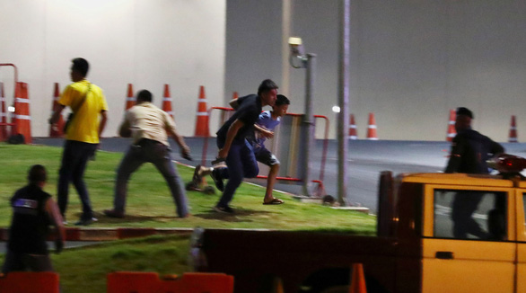 Cảnh sát Thái đưa một đứa trẻ ra khỏi trung tâm thương mại Terminal 21, nơi kẻ xả súng đang bị bao vây rạng sáng ngày 9-2