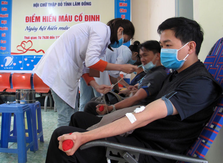 Cán bộ giáo viên của 9 trường học tại Đà Lạt tham gia hiến máu tình nguyện