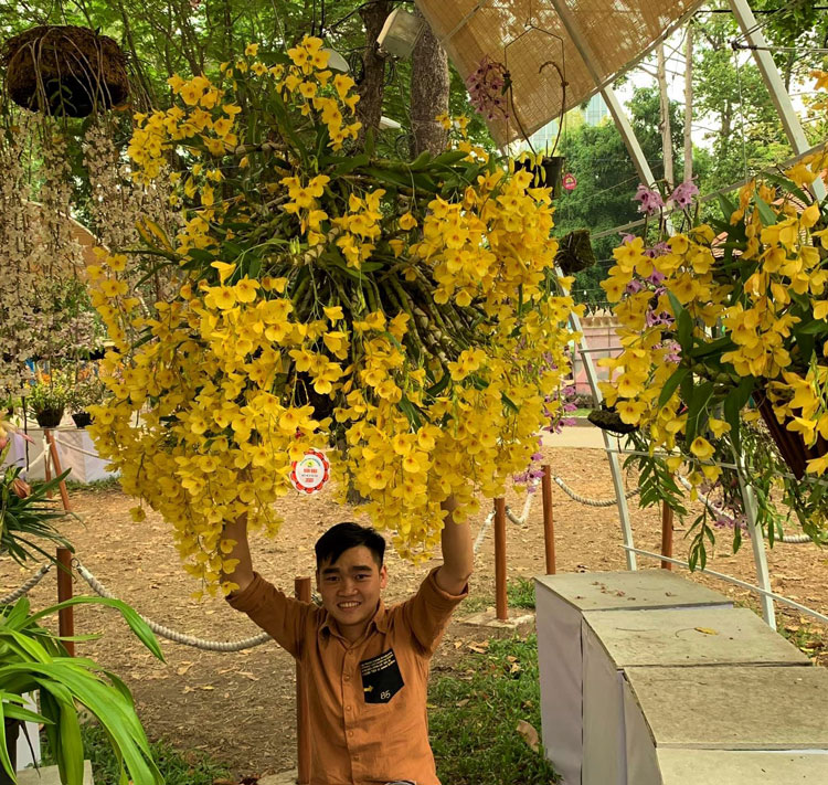 Vũ Đức Nghi tươi rói bên tác phẩm lan kim điệp đạt giải Bạc tại Hội hoa xuân Tao Đàn TP Hồ Chí Minh 