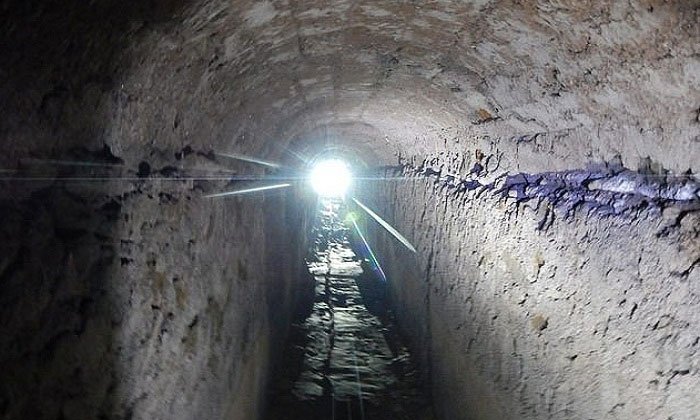 Một đường hầm bên trong hệ thống cống La Mã
