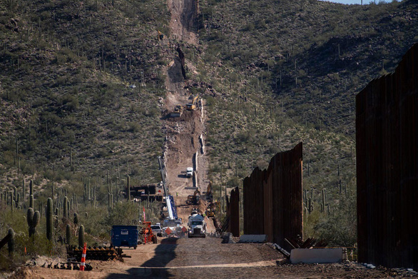 Cục Hải quan và Bảo vệ Biên phòng Mỹ đang xây bức tường biên giới Mỹ - Mexico trong khu vực Đài tưởng niệm Quốc gia Organ Pipe Cactus ở Lukeville, Arizona