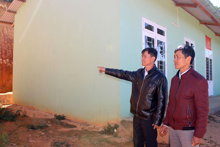 Đảng viên Đặng Trọng Hiền (bìa trái) cùng với Bí thư kiêm nhiệm mới của Chi bộ thôn Trường Vinh vận động Nhân dân thay đổi diện mạo nông thôn.