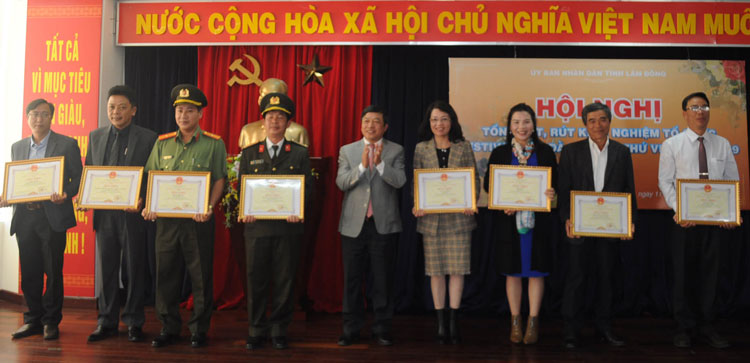 Đồng chí Đoàn Văn Việt - Chủ tịch UBND tỉnh Lâm Đồng trao Bằng khen cho các tập thể 