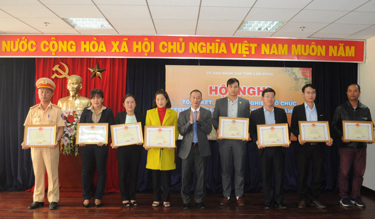 Đồng chí Trần Văn Hiệp - Phó Bí thư Tỉnh ủy trao Bằng khen cho các tập thể