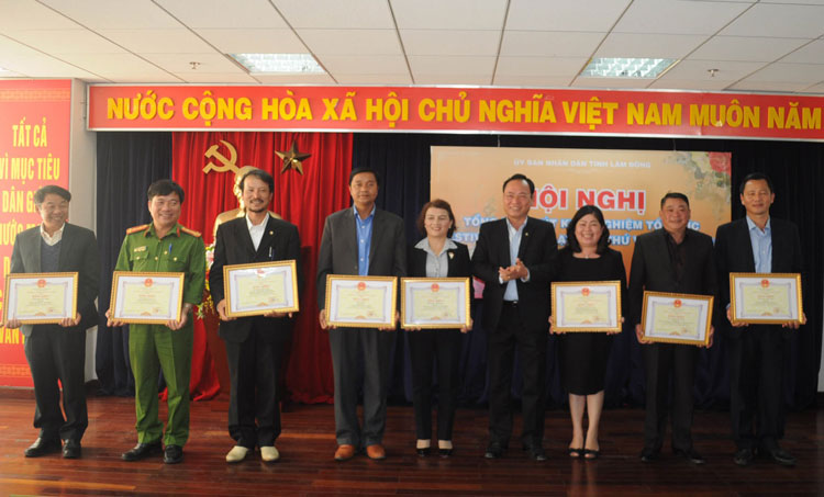 Đồng chí Nguyễn Văn Yên - Phó Chủ tịch UBND tỉnh Lâm Đồng trao Bằng khen cho các cá nhân