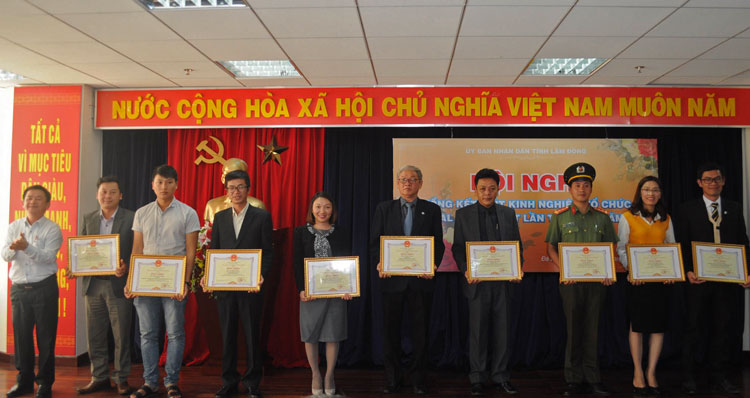 Đồng chí Phan Văn Đa - Phó Chủ tịch UBND tỉnh Lâm Đồng trao Bằng khen cho các cá nhân