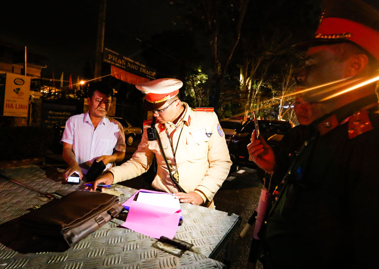  Đội CSGT Công an TP Đà Lạt đo nồng độ cồn tài xế ô tô, mô tô trên đường Trần Phú theo Nghị định 100. Ảnh: Chính Thành