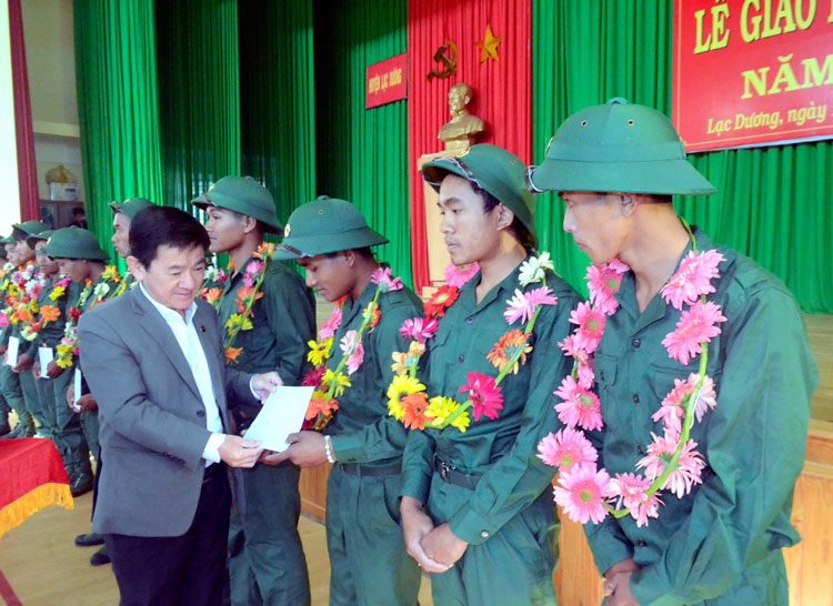 Đồng chí Phan Văn Đa - Phó Chủ tịch UBND tỉnh tặng quà động viên các tân binh lên đường nhập ngũ