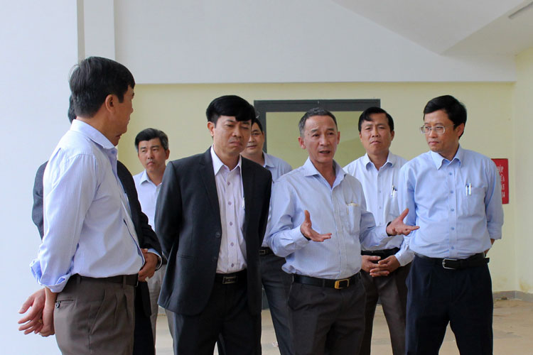Phó Bí thư Tỉnh ủy Lâm Đồng Trần Văn Hiệp (giữa) trao đổi cùng lãnh đạo huyện Bảo Lâm về các hạng mục công trình đang được đầu tư xây dựng tại Trung tâm Văn hóa Thông tin và Thể thao huyện Bảo Lâm