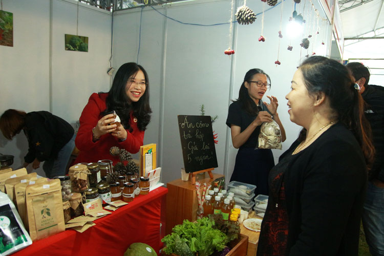 Nguyễn Ngọc Hoàng Anh đang giới thiệu với khách hàng về những sản phẩm hữu cơ mà mình cung cấp.