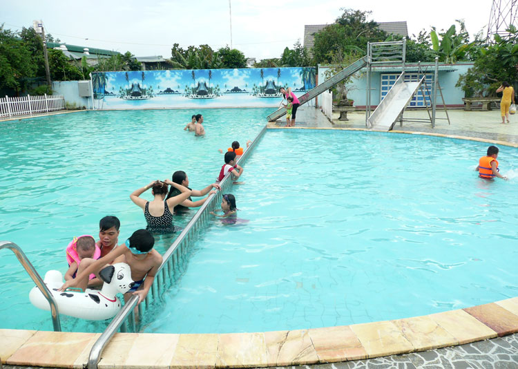Học viên đến tập bơi tại một hồ bơi tư nhân ở thị trấn Đạ Tẻh. Ảnh: Viết Trọng