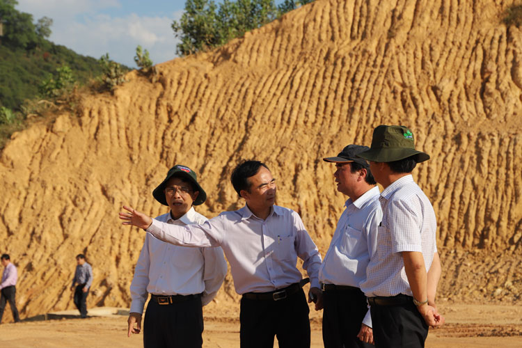 Đồng chí Phạm S – Phó Chủ tịch UBND tỉnh cùng đoàn công tác kiểm tra tiến độ thi công hồ Đạ Sị