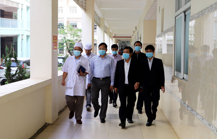 Chủ tịch UBND tỉnh kiểm tra công tác phòng, chống dịch Covid-19 tại Bệnh viện II Lâm Đồng