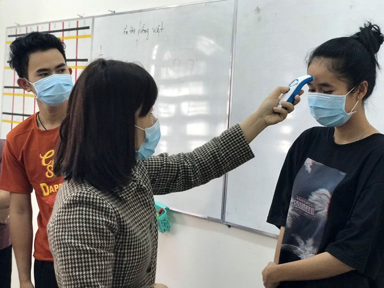 Trường Đại học Đà Lạt tiến hành đo thân nhiệt sinh viên Lào vừa trở lại trường