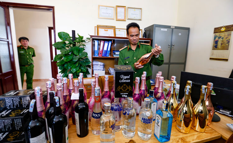 Số rượu ngoại không có hoá đơn, nguồn gốc đang bị tạm giữ tại Đội Cảnh sát Kinh tế Công an TP Đà Lạt