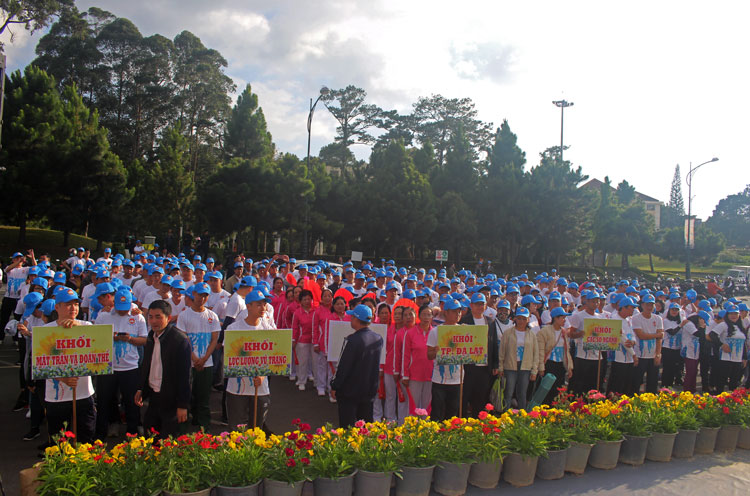 Đông đảo cán bộ, công chức, viên chức, người lao động trên địa bàn Đà Lạt tham gia chạy bộ hưởng ứng phong trào “Toàn dân hạn chế rác thải nhựa”. Ảnh: Nguyệt Thu
