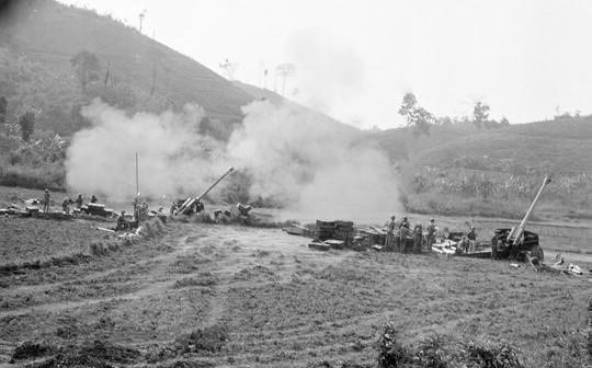 Chiến sỹ Đoàn 368 pháo binh tỉnh Hoàng Liên Sơn dội bão lửa trừng trị quân địch, ngày 10/3/1979.
