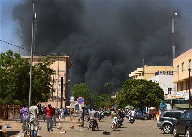 Khói bốc lên sau một vụ tấn công tại Burkina Faso