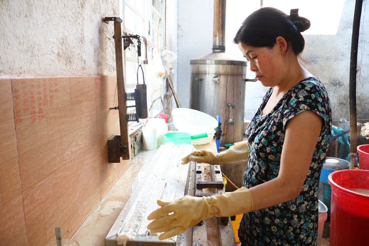 Chị Nguyễn Thị Mai gắn bó với nghề làm đậu khuôn truyền thống của gia đình đã hơn 10 năm nay