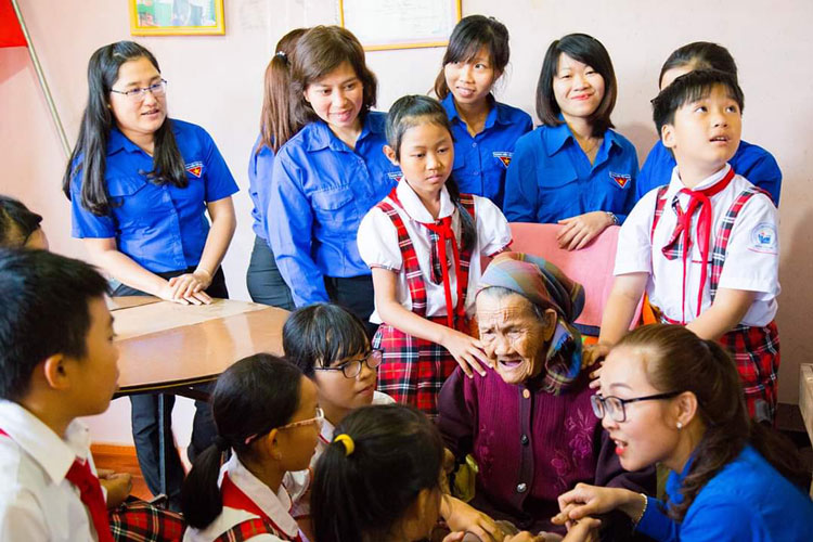 Huyện đoàn Đơn Dương tổ chức cho ĐVTN và thiếu nhi thăm Mẹ Việt Nam anh hùng