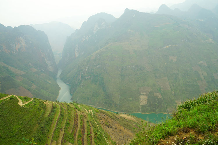 Dòng sông Nho Quế nhìn từ đỉnh Mã Phí Lèng.