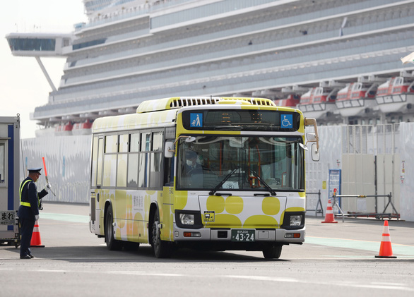 Một chiếc xe buýt chở các hành khách rời khỏi du thuyền Diamond Princess ở Yokohama, phía nam thủ đô Tokyo ngày 20-2