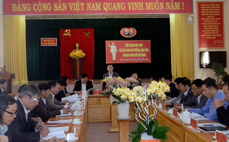 Đồng chí Trần Văn Hiệp - Phó Bí thư Tỉnh ủy phát biểu tại buổi làm việc với Ban Thường vụ Huyện ủy Lạc Dương