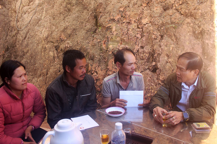 Chủ tịch Uỷ ban MTTQ tỉnh Lâm Đồng Nguyễn Trọng Ánh Đông thăm hỏi, động viên, hỗ trợ cho 2 gia đình có  cháu bé không may bị đuối nước