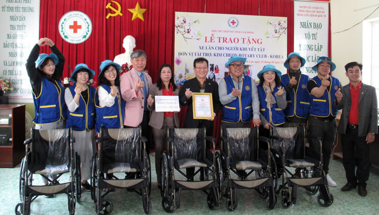 Tình nguyện viên Hàn Quốc trao tặng 40 xe lăn