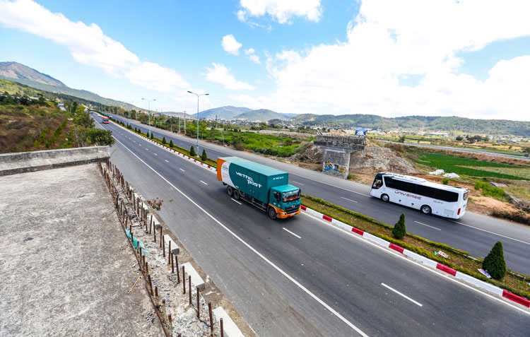 Xây cầu vượt Cao tốc Liên Khương - Prenn, tạm thời phân luồng giao thông tới cuối tháng 5/2020